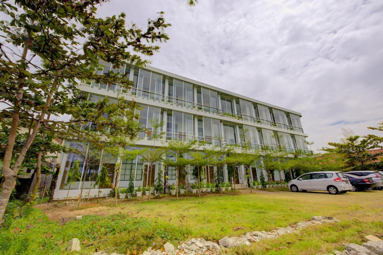 Capital O 3840 & Resto Hotel